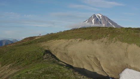 Drohnenaufnahme-Eines-Fluges-über-Eine-Klippe-Mit-Blick-Auf-Die-Berge