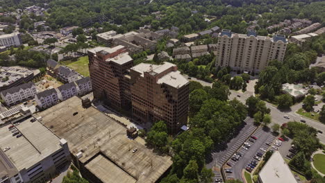 Atlanta-Georgia-Antena-V996-Vista-Aérea-Cinematográfica-De-Aves-Sobrevuelo-De-Drones-Y-Alrededor-De-Edificios-De-Oficinas-Y-Casas-Residenciales-En-Paces-Ferry-Road-Durante-El-Día---Filmada-Con-Mavic-3-Pro-Cine---Agosto-De-2023