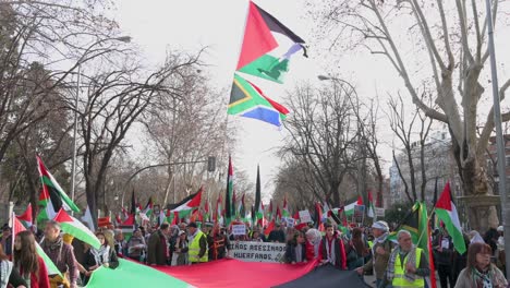 Demonstranten-Halten-Während-Eines-Solidaritätsmarsches-Mit-Palästina-Eine-Große-Palästinensische-Flagge