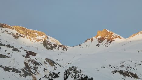 Impresionante-Perspectiva-De-Drones-Que-Captura-La-Silueta-De-Una-Cordillera-Nevada-Al-Amanecer