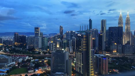 Kuala-Lumpur-Malasia-Lapso-De-Tiempo-Horizonte-Día-A-Noche-Torres-Gemelas-Petronas