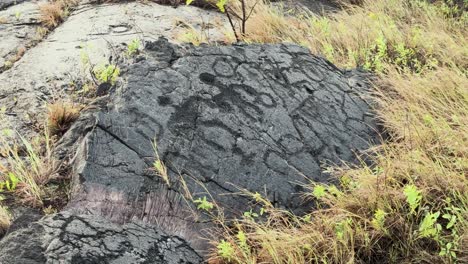 Petroglifos-En-Roca-De-Lava-Hawaiana-Que-Representan-A-Una-Familia.