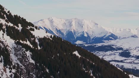 Vista-De-Drones-Que-Presenta-La-Silueta-De-Las-Montañas-Cubiertas-De-Nieve-Al-Amanecer.