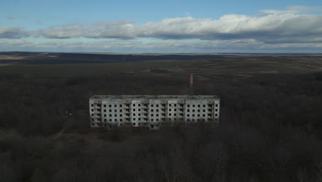 Boom-Up-Shot-Entdeckungsflug:-Begeben-Sie-Sich-Auf-Eine-Spektakuläre-Drohnenreise-Zu-Einem-Verlassenen-Sowjetischen-Architekturjuwel-Und-Der-Faszinierenden-Landschaft-Dahinter