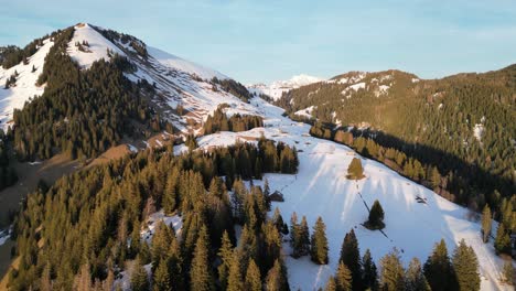 Amden-Weesen-Schweiz-Sonnenuntergang-über-Bergrücken-In-Den-Alpen