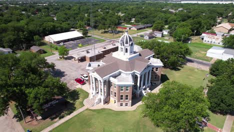 Este-Es-Un-Video-Aéreo-Del-Tribunal-Del-Condado-De-Love-En-Marietta,-Oklahoma.