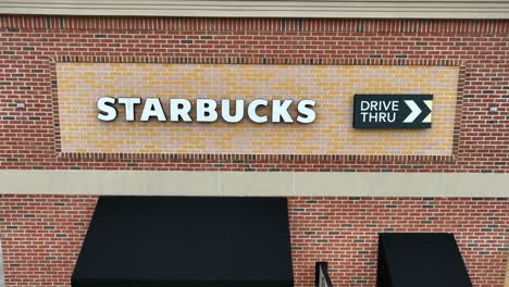 Vista-Aérea-De-Una-Tienda-Starbucks-Con-Servicio-De-Autoservicio.