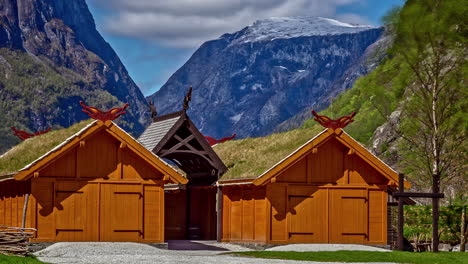 Valle-Vikingo-Casas-De-Madera-Tradicionales-Nórdicas-Techo-De-Hierba-Naturaleza-Noruega