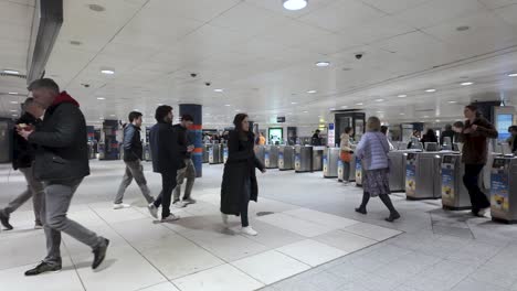 Menschen,-Die-Durch-Die-Ticketschranken-An-Der-Oxford-Street-Station-In-London,-England,-Gehen,-Das-Konzept-Der-Städtischen-Mobilität-Und-Der-Effizienz-Des-öffentlichen-Nahverkehrs