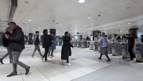 Personas-Que-Pasan-Por-Las-Barreras-De-Los-Billetes-En-La-Estación-De-Oxford-Street-En-Londres,-Inglaterra,-El-Concepto-De-Movilidad-Urbana-Y-Eficiencia-Del-Tránsito