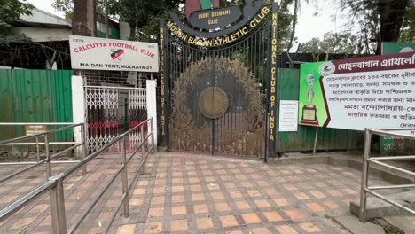 Toma-Inclinada-De-La-Entrada-Del-Mohun-Bagan-FC-En-Kolkata,-India.