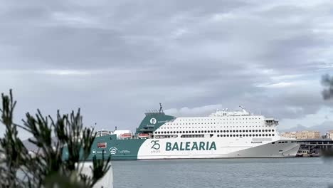 Exterior-Del-Crucero-Baleària.-Tiro-Lejano-Con-Logo