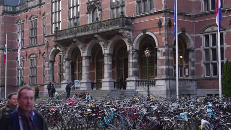 Edificio-Principal-Universidad-De-Groningen,-Muchos-Estudiantes-Internacionales-Estudian-Aquí