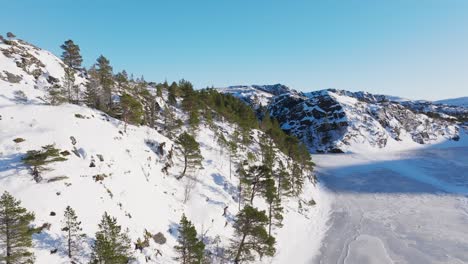 Winter-Mountains-On-Sunny-Day-Near-Bessaker,-Norway