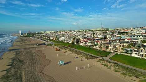 Playa-El-Segundo-Cerca-De-Una-Enorme-Refinería-De-Petróleo-En-California,-Estados-Unidos