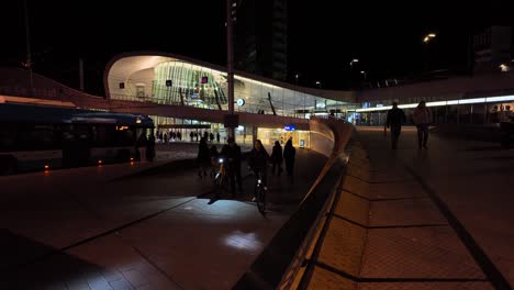 Edificio-Futurista-De-La-Estación-Central-De-Trenes-Y-Autobuses-De-Arnhem-Al-Aire-Libre-Por-La-Noche