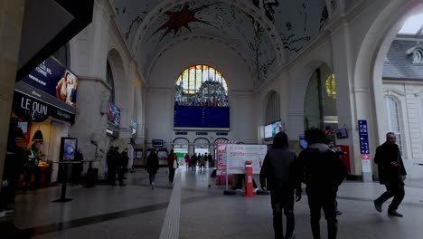 Entrada-A-La-Estación-De-Tren-De-Luxemburgo:-Una-Visión-Cinematográfica-Del-Impresionante-Techo