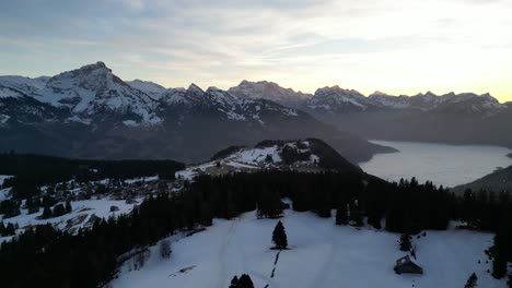 Amden-Weesen-Schweiz-Sonne-Verschwindet-über-Einem-Kleinen-Schweizer-Dorf-In-Den-Alpen