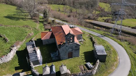 Luftumlaufbahn-Um-Die-Kirche-Von-Madanela-De-Cerdeira-In-San-Xoan-De-Rio,-Ourense,-Galicien,-Spanien-Mit-Friedhof