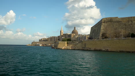 Malta,-Wunderschöne-Und-Schöne-Aufnahmen-Mit-Meerblick-Von-Den-Antiken-Ruinen-Und-Gebäuden-Von-Valletta