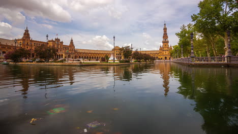 Zeitraffer-Von-Enten,-Die-Auf-Der-Plaza-De-Sevilla-In-Spanien-Herumschwimmen