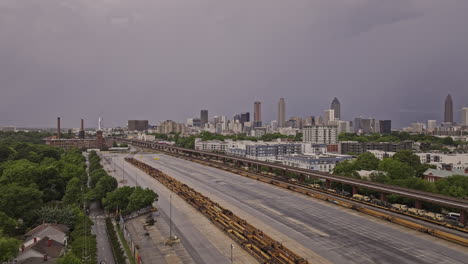 Atlanta,-Georgia,-Luftaufnahme-Eines-V910-Überflugs-über-Reynoldstown-über-O4W-Und-Sweet-Auburn-Mit-Aufnahme-Des-Militärtransporters-Husley-Yard-Und-Der-Innenstadtlandschaft-Bei-Stürmischem-Himmel-–-Aufgenommen-Mit-Mavic-3-Pro-Cine-–-Mai-2023