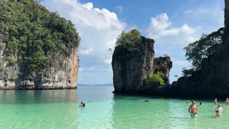 Thailand-Krabi-beautiful-watercolor-and-tourists-enjoy-and-making-pictures