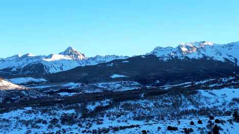 Slow-push-towards-the-towering-mountains-of-the-Sawatch-Range-in-Colorado