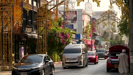 Heavy-traffic-with-many-cars-driving-into-Chiang-Mai,-Thailand