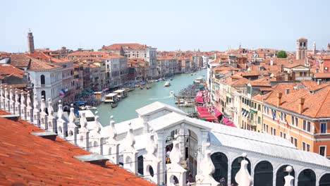 Blick-Auf-Die-Rialtobrücke,-Den-Canale-Grande-Und-Die-Menschen-Von-Der-Terrasse-Des-Fondaco-Dei-Tedeschi