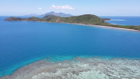 Vista-Aérea-De-Las-Islas-Fiji-Ubicadas-En-El-Corazón-Del-Océano-Pacífico-Rodeadas-De-Aguas-Cristalinas-Que-Revelan-La-Fascinante-Belleza-De-La-Barrera-De-Coral.