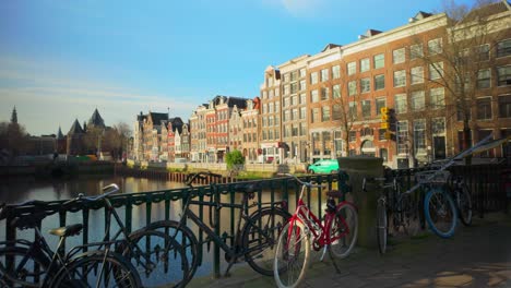 Casas-Del-Canal-Geldersekade-A-La-Luz-Del-Sol-Junto-Al-Corazón-Del-Agua-Del-Centro-De-La-Ciudad-De-Amsterdam