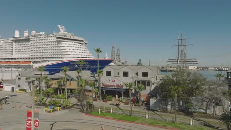 Eine-Luftaufnahme-Von-Fisherman&#39;s-Wharf-Am-Pier-22-Und-Dem-Kreuzfahrtschiff-Carnival-Jubilee-In-Galveston,-Texas