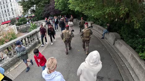 Soldaten-Patrouillieren-Mit-Touristen-In-Der-Nähe-Der-Basilika-Sacré-Coeur-In-Paris