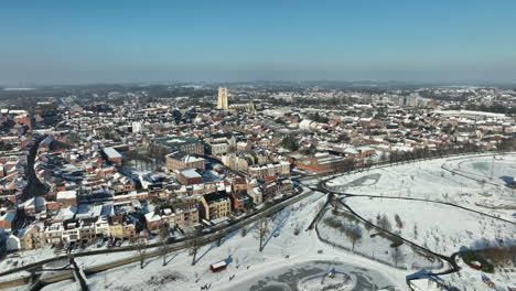 Parque-Nevado-Y-Parque-Infantil-Durante-El-Invierno-En-Tongeren,-Bélgica