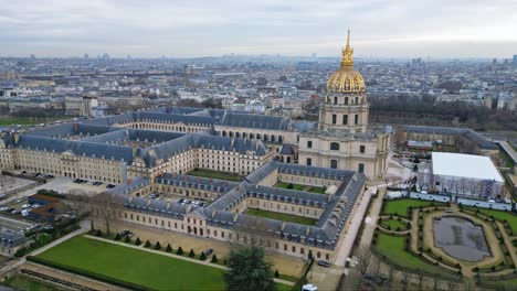 Les-Invalides-architectural-complex-and-gardens,-Paris-historic-center-and-cityscape,-France