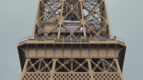 Zweite-Etage-Des-Eiffelturms-Mit-Bewölktem-Himmel-Im-Hintergrund
