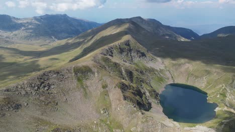 Siete-Lagos-De-Rila-Naturaleza-Paisaje-De-Montaña-En-Bulgaria---Antena-4k-Dando-Vueltas