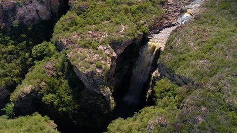 Vista-Aérea-De-Una-Cascada-Y-Un-Río-En-Medio-De-Una-Gran-Vegetación,-Chapada-Diamantina,-Bahía,-Brasil