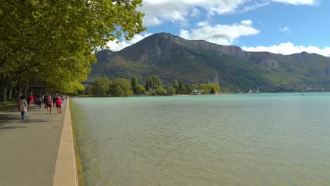 Die-Promenade-Jacquet-Ist-Einer-Der-Berühmtesten-Spazierwege-In-Annecy