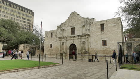 Visitors-Walk-Past-the-Alamo-in-San-Antonio,-Texas