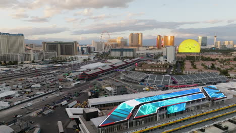 Luftaufnahme-Nach-Hinten-über-Die-Grand-Prix-Strecke-Von-Las-Vegas,-Sonnenuntergang-In-Nevada,-USA