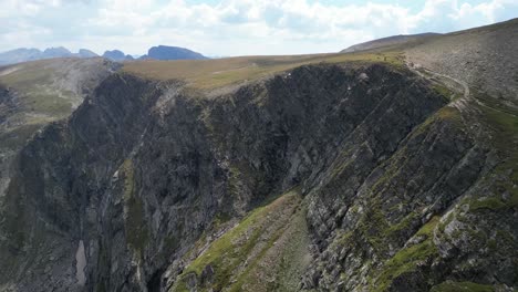 Montañas-Escarpadas-Y-Empinadas-En-Siete-Lagos-De-Rila-En-Bulgaria---Antena-4k