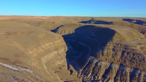 spectacular-views-of-multicolored-sand-formations-in-Alberta,-Canada