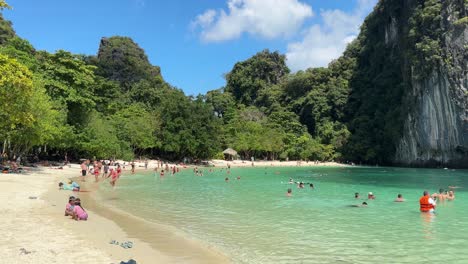 Menschen-Entspannen-Sich-An-Einem-Wunderschönen,-Sauberen-Strand-Im-Paradies-In-Südthailand