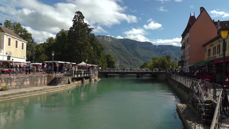 Este-Río-Pasa-Por-La-Antigua-Ciudad-De-Annecy,-Que-Está-Rodeada-De-Montañas.