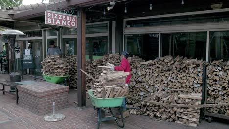 Madera-Apilada-Fuera-De-La-Pizzería-Bianco-Ciudad-Y-Condado-En-Phoenix,-Arizona