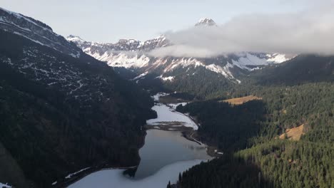 Obersee-Glarus-Suiza-Vuelo-Inverso-En-Las-Nubes-Muestran-La-Belleza-Del-Lago