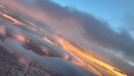 Piloto-Fpv-Pov-Volando-A-Través-De-Un-Cielo-Nublado-Lleno-De-Nubes-Naranjas-Al-Amanecer,-Durante-Una-Orilla-Izquierda