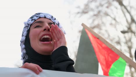 Una-Manifestante-Grita-Consignas-Durante-Una-Marcha-En-Solidaridad-Con-Palestina.